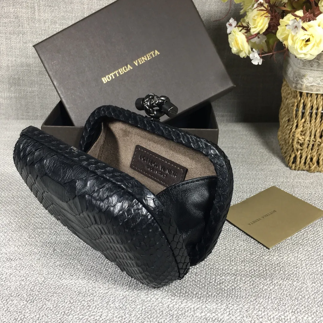 🔥🔥Model No. 8651🔥🔥This elegant clutch bag is one of the most popular handbags in woven bags. It is an interpretation of a classic design that was reintroduced in 2001. Since its launch, the Knot clutch has exhibited exquisite craftsmanship and integrated different styles from low-key to flamboyant. Each new Knot product demonstrates the irresistible and timeless charm of this classic handbag. This luxurious handbag features the signature braided rope buckle and is crafted from rare yellow-ringed forest snake and water snake skins. More charming and luxurious texture. Size: Small 16.5cm